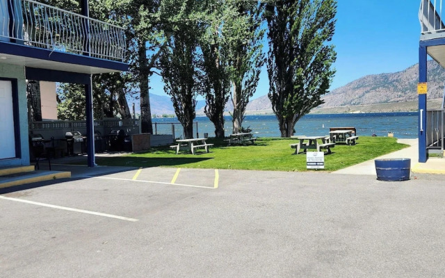 Poplars Motel on the lake