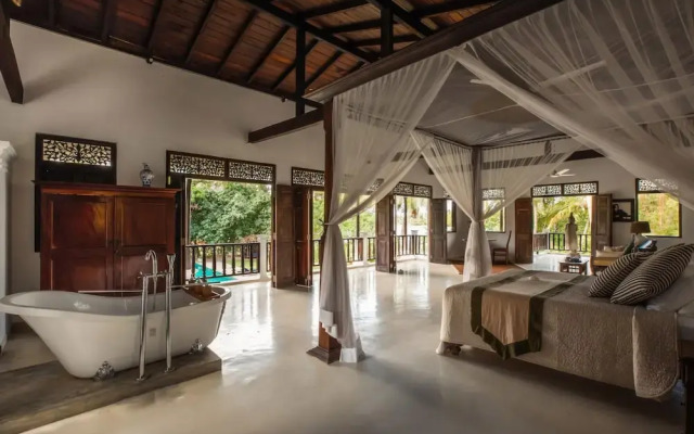 Lovely Lakeside Villa With Large Pool Poolside Dining