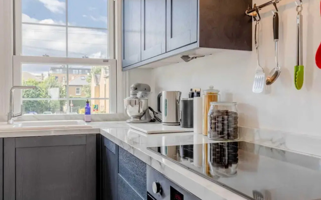 Modern 2 Bedroom Apartment in Wimbledon With Garden
