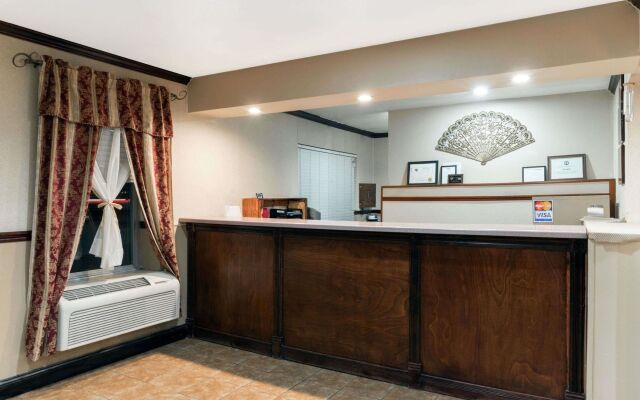 Super 8 by Wyndham Fenton/St. Louis Area