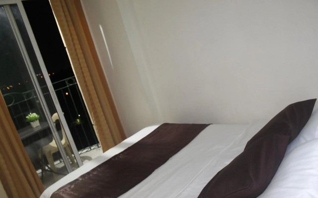 Chateau Elysee Near Airport SM