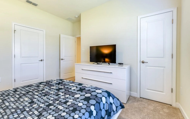 Romeo Circle Stoey Lake