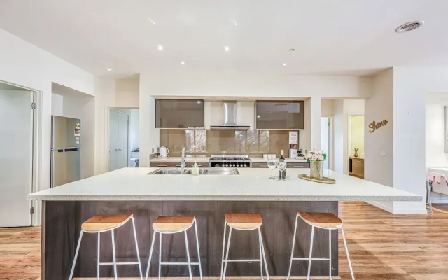 Stylish Luxe House at Point Cook