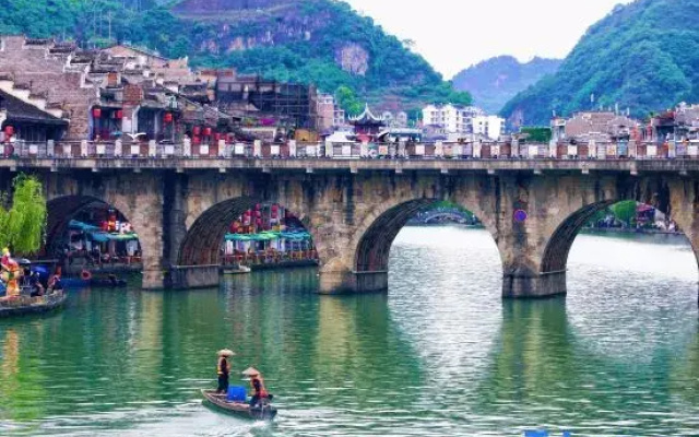 Sun And Moon International  Hotel (Zhenyuan Ancient Town Branch)