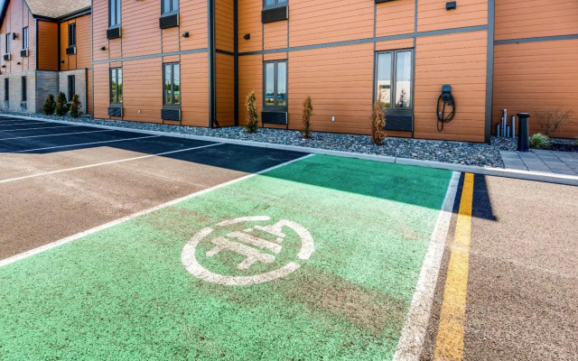 Econo Lodge Inn & Suites