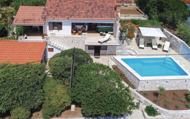 Awesome Home in Nova With Wifi and 4 Bedrooms