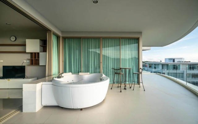 Spacious Apartment With Jacuzzi and Ocean View
