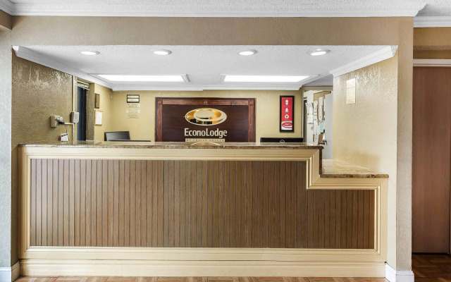 Econo Lodge North