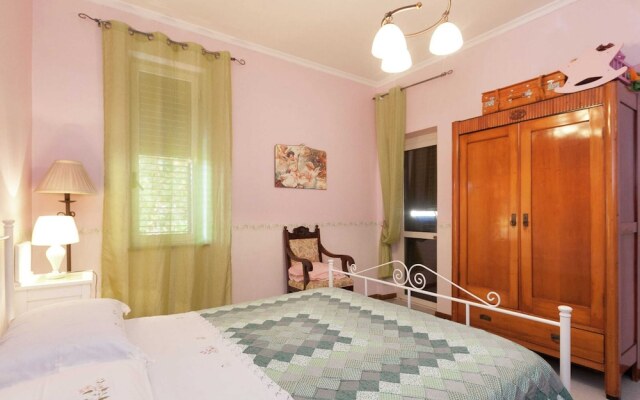 Cosy Holiday Home in Pompei with Garden