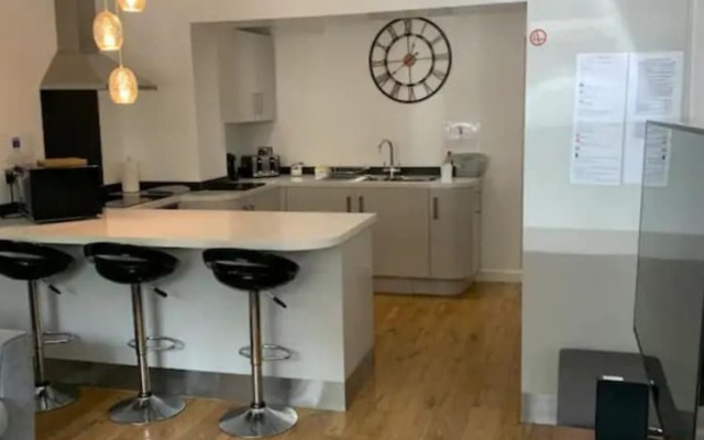 Immaculate 2-bed Apartment in Leigh