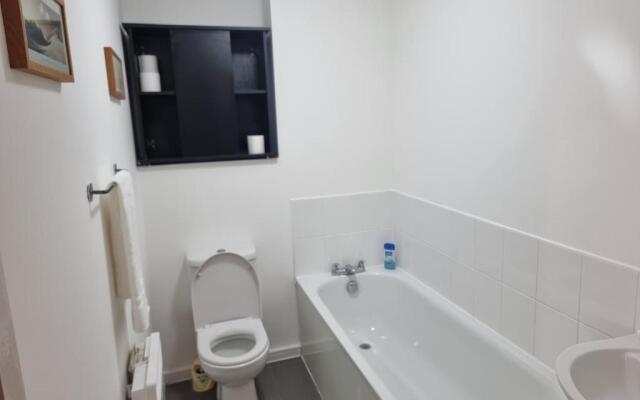 Impeccable 2 Bed Apartment In Salford