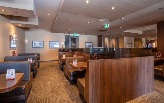 Stage West All-Suite Hotel & Theatre Restaurant