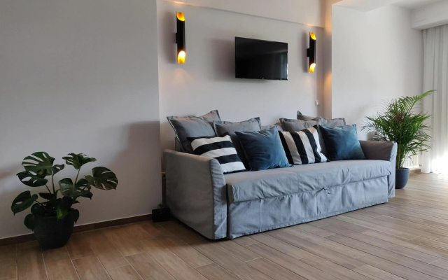Sunny new lovely apartment 60 meters from the metro