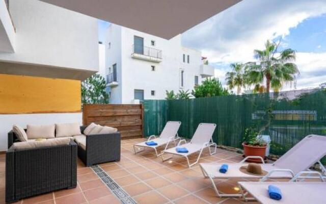 2BR poolfront family apartment WIFI and Near beach