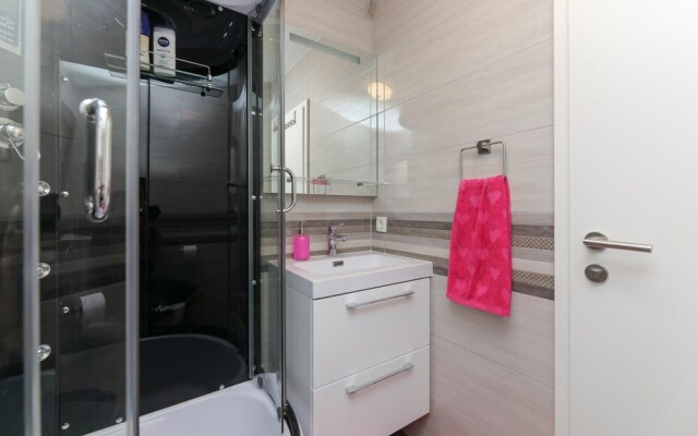 Awesome Home in Praznica With 2 Bedrooms, Jacuzzi and Wifi