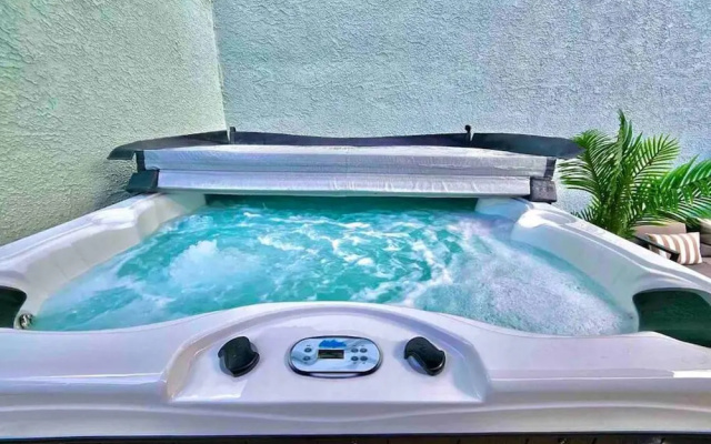 Hollywood Hills Sunset Strip Home w Hottub
