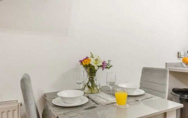 Apartment Sleeps 2 With Parking and Pets Welcome