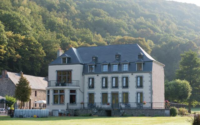 Attractive Castle in Vireux-Wallerand with Garden