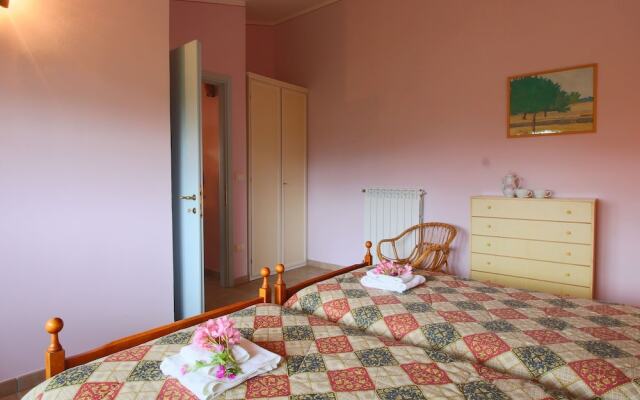 Scenic Farmhouse with Swimming Pool by Forest in Sorano