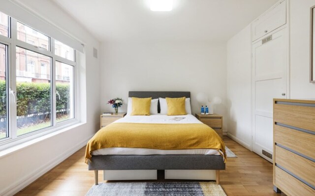Bright and Spacious Philbeach Garden Apartment