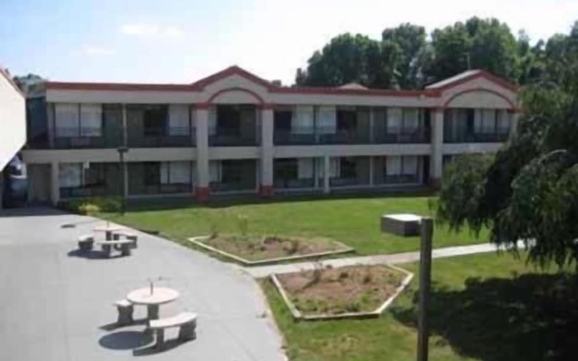 Red Carpet Inn & Suites