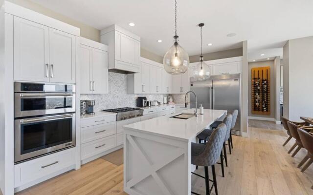 Newly Modern House w/ urban landscape of Kelowna!！