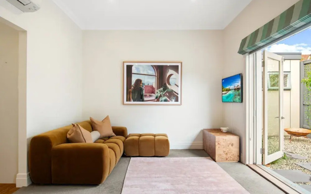 Wellness Escape: 1-bed Home + Studio & Sauna