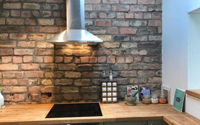 1 Bedroom Flat Overlooking Water of Leith Sleeps 2