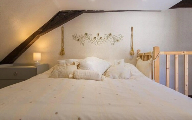 Charming holiday home in Ségur-le-Château with parking