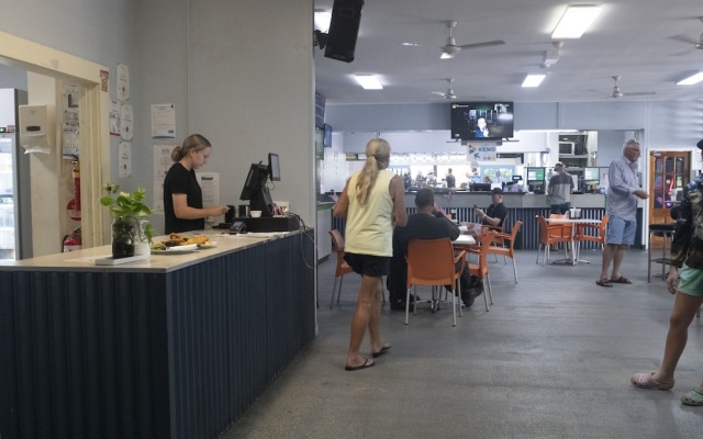 Nightcap at Marine Hotel – People – Cardwell