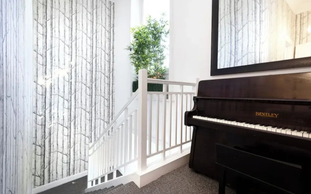 Delightful 3-bed Flat with Parking