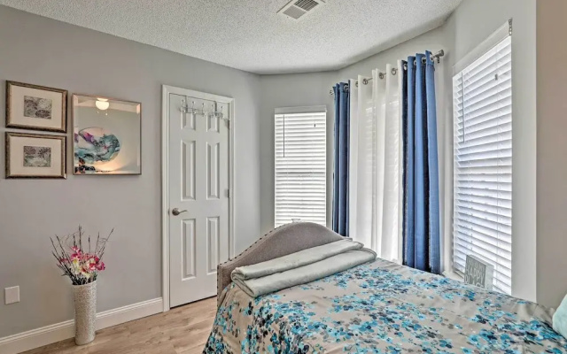 Beach-themed Retreat: 10 Mi to Downtown Charleston