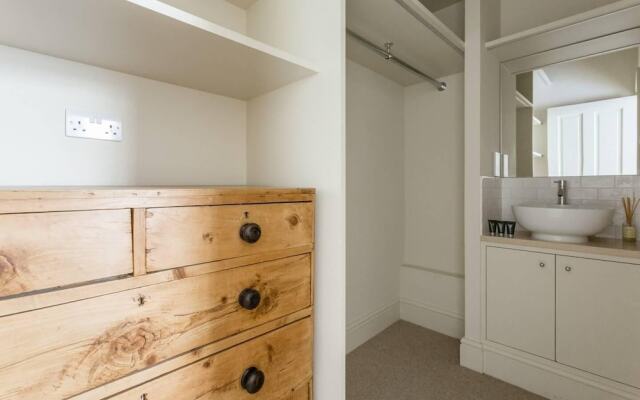 Spacious 2BR Flat in Kensington