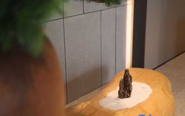 JI Hotel (Shanghai Dishui Lake Subway Station)