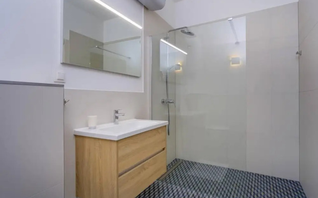 Impeccable 4-bed Apartment in Osor