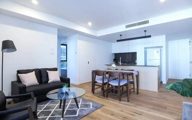 Stylist 2 Bedrooms Apartment With Pool/gym/parking