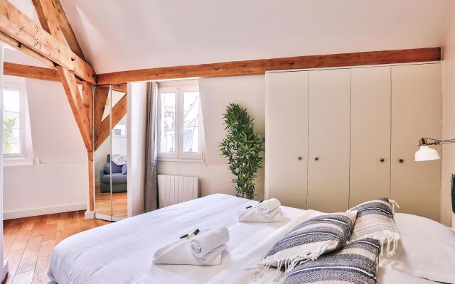 B 368 - TERASSE PERLE RARE - Quartier Latin