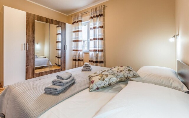 Beautiful Apartment in Liznjan With Wifi and 2 Bedrooms