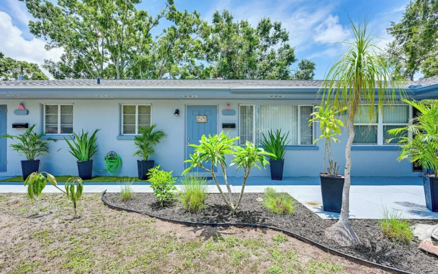 Outdoor Entertainment Area: Clearwater Condo!