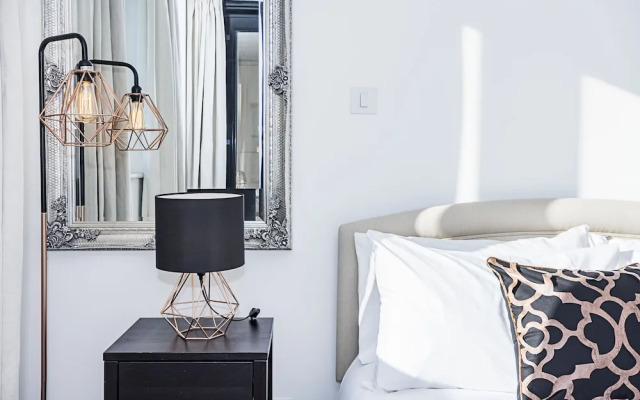 Deluxe Kensington Apartment With Balcony