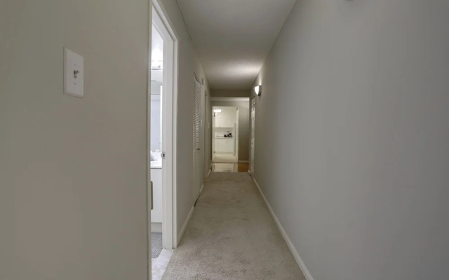 Modern Apt Near Airport & Metro