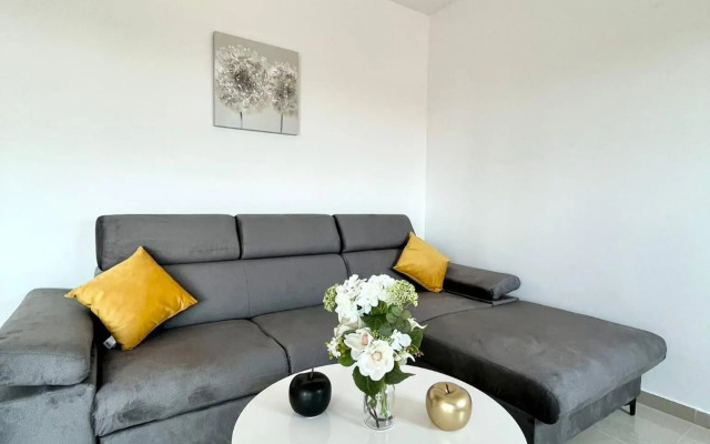 J&N Hill's Residence with swimming pool