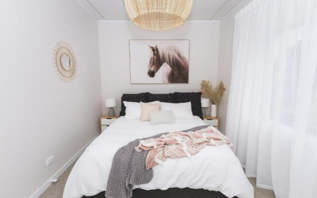 The Pool House, Romantic Country, King Bed