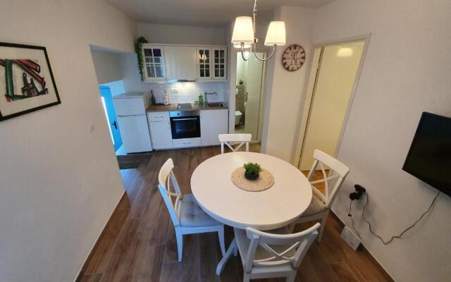 Rustic House Diklo 20m from the sea