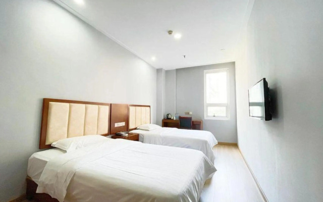 Jinbaoli Hotel (Yellow Crane Tower Fuxing Road Metro Station)