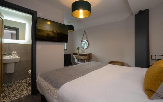Spacious - Contemporary 2BR Apartment - Central Ambleside - Parking