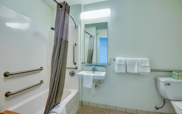 Motel 6 Biloxi, MS - Beach