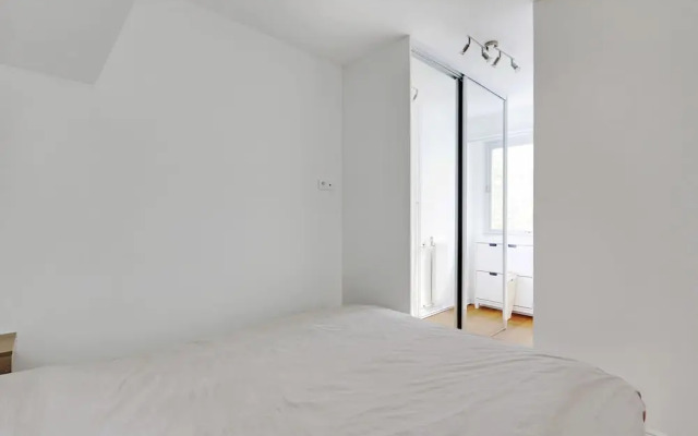 Modern Brunel Classic 1 Bed Apt With Balcony in Paris