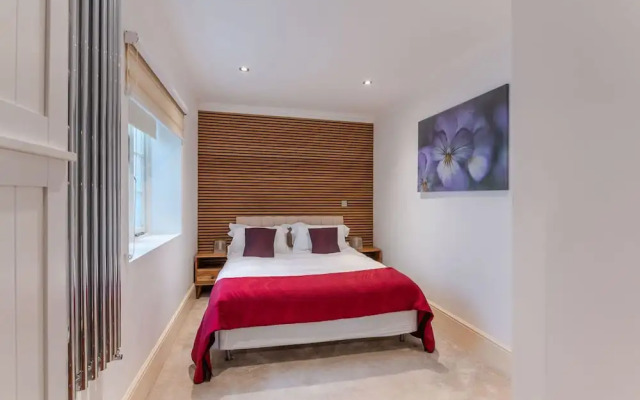 The Red Room Apartment - Fitzrovia - by Frankie Says