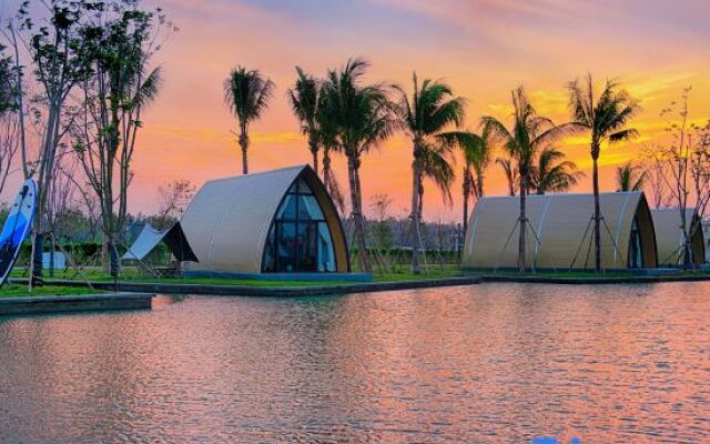 Yingge Treading on the Waves Boat House Homestay